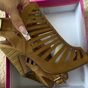 Brown Heels size 7 1/2